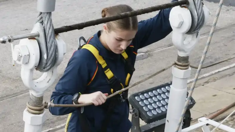 La Princesa Leonor haciendo maniobras sobre Elcano. 