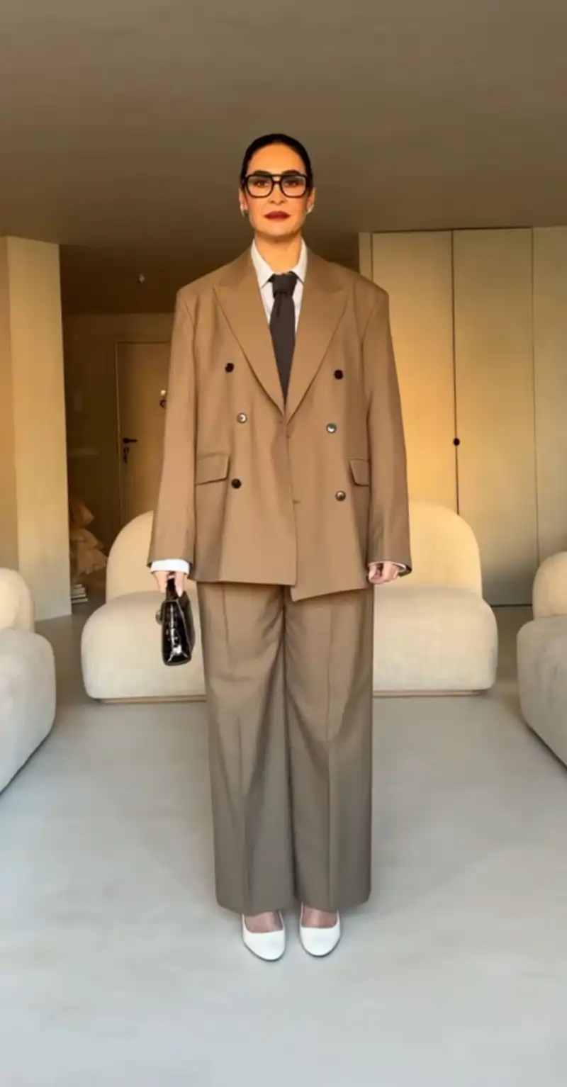 Corbata, gafas, bolso y tacones: los complementos de Vicky Martín Berrocal para acompañar a su traje color tabaco de estilo boyfriend
