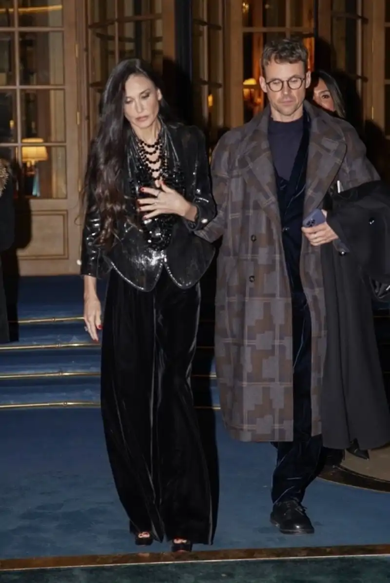 Demi Moore asiste a la Semana de la Moda de Paris 2025 