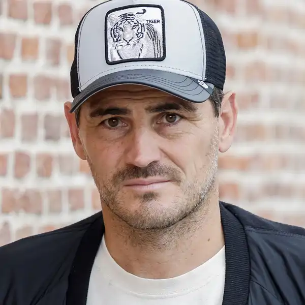 Iker Casillas con una gorra