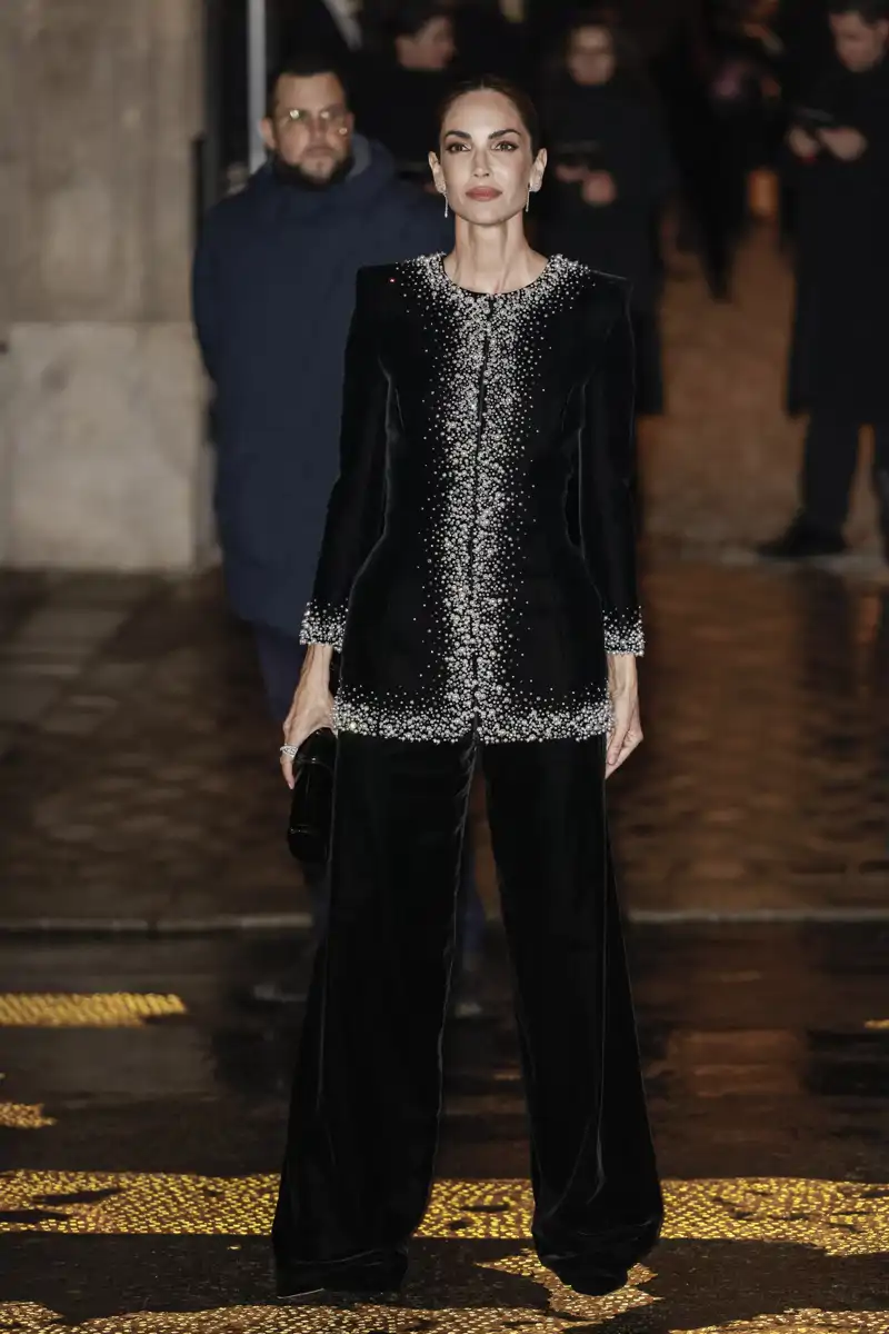 Eugenia Silva asiste con un precioso conjunto al desfile de Giorgio Armani Privé en la Semana de la Moda de Paris 2025 