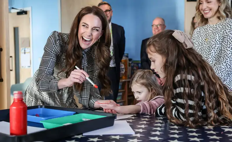 Kate Middleton, muy divertida con los niños del hospital amadrinado.