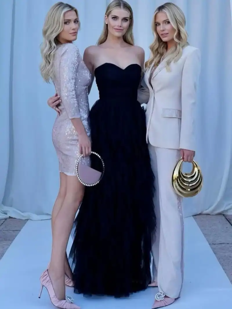 Kitty Spencer, en el medio, y sus hermanas gemelas, Eliza y Amelina.