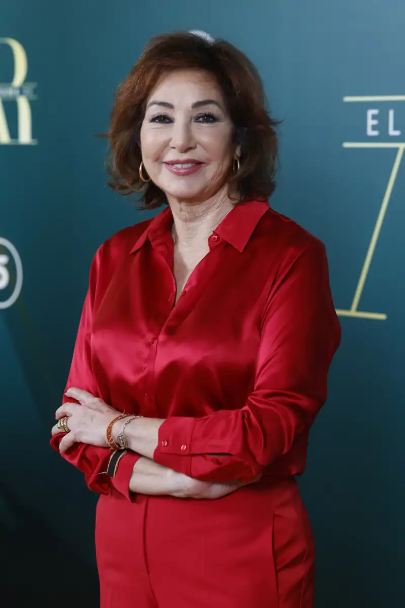 La blusa de satén rojo escarlata de Ana Rosa Quintada: pura tendencia 