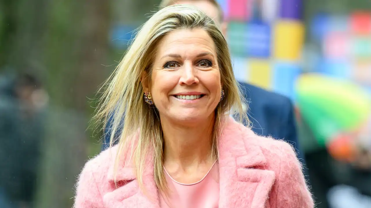 El look de la SEMANA: Máxima de Holanda arrasa con el abrigo de peluche en el color de la temporada 