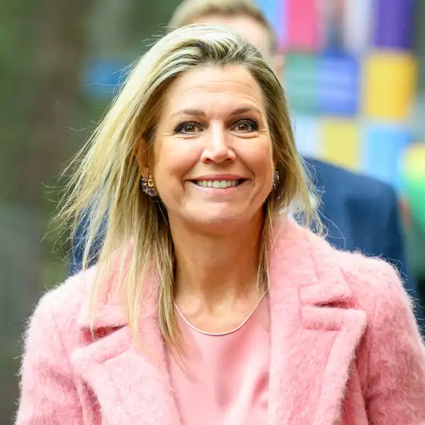 El look de la SEMANA: Máxima de Holanda arrasa con el abrigo de peluche en el color de la temporada 