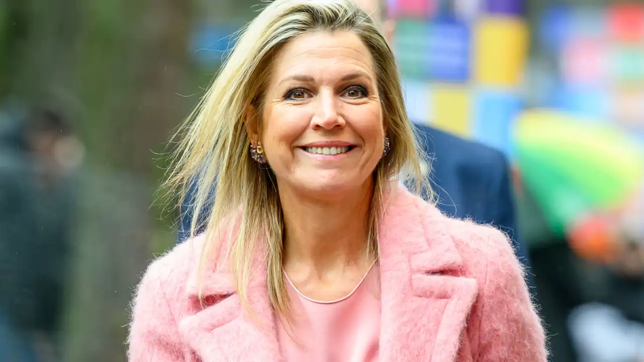 El look de la SEMANA: Máxima de Holanda arrasa con el abrigo de peluche en el color de la temporada 