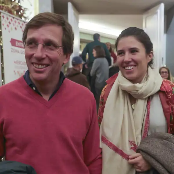 José Luis Martínez-Almeida y Teresa Urquijo visitan un mercadillo