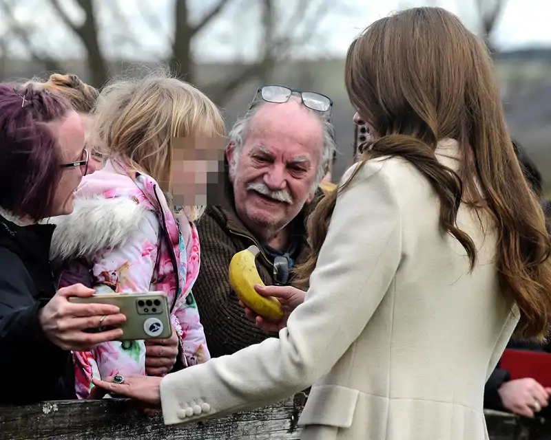 Kate Middleton hablando con una niña