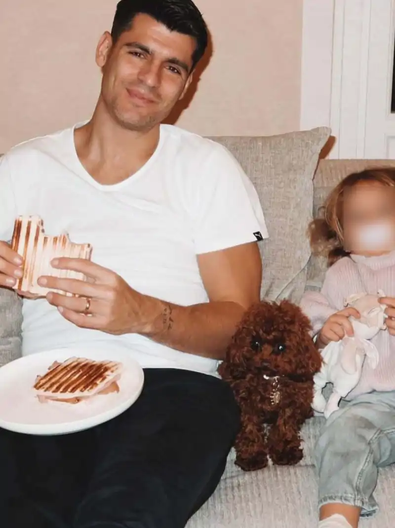 Álvaro Morata posa parea Alice Campello con una de sus hijas