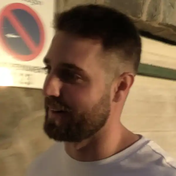 David Rodríguez llegando a su casa