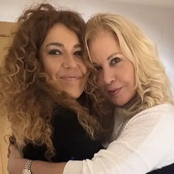 Sofía Cristo y Bárbara Rey abrazadas