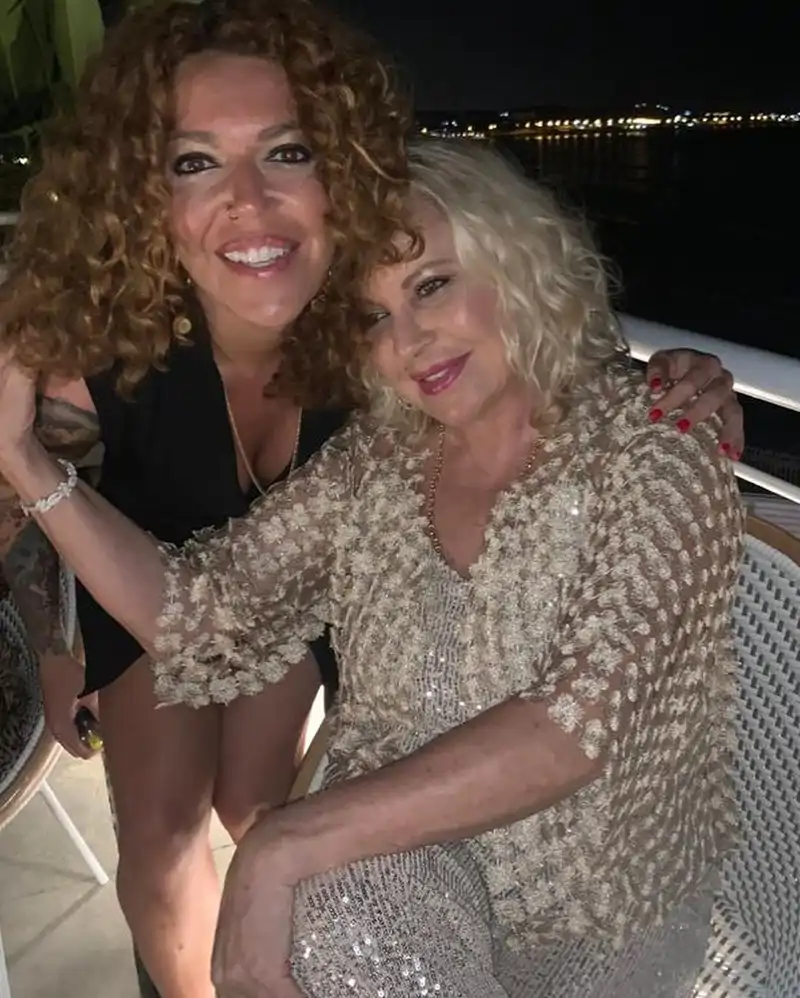 Sofía Cristo y Bárbara Rey junto al mar