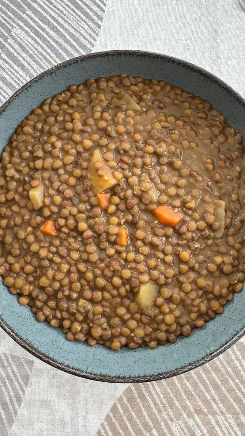 Anabel Pantoja comparte su plato de lentejas.