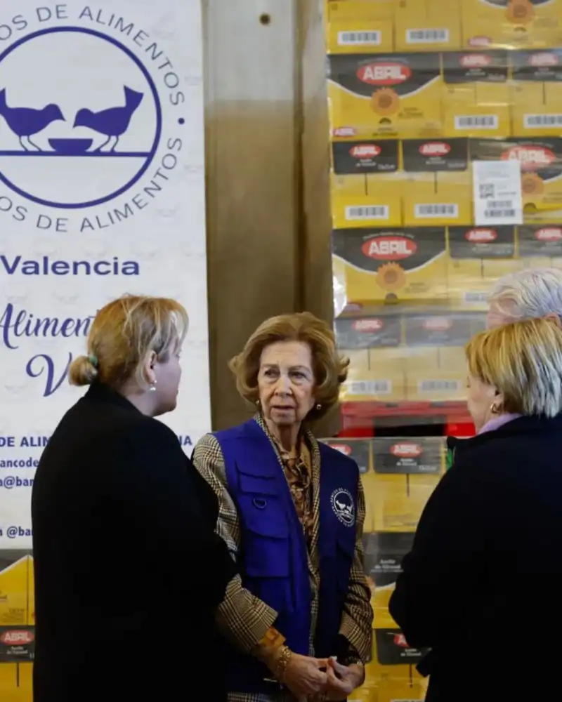 La Reina Sofía, durante su visita al banco de alimentos de Valencia.