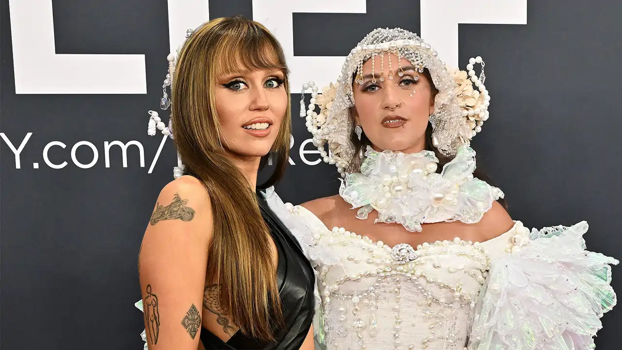 De Miley Cyrus a Shakira: los grandes batacazos de la alfombra roja de los Premios Grammy 2025