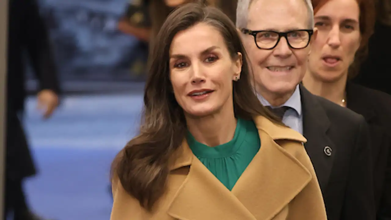 El estilismo reciclado de la Reina Letizia que lució en 2023 para visitar un hospital infantil en Dinarmarca 