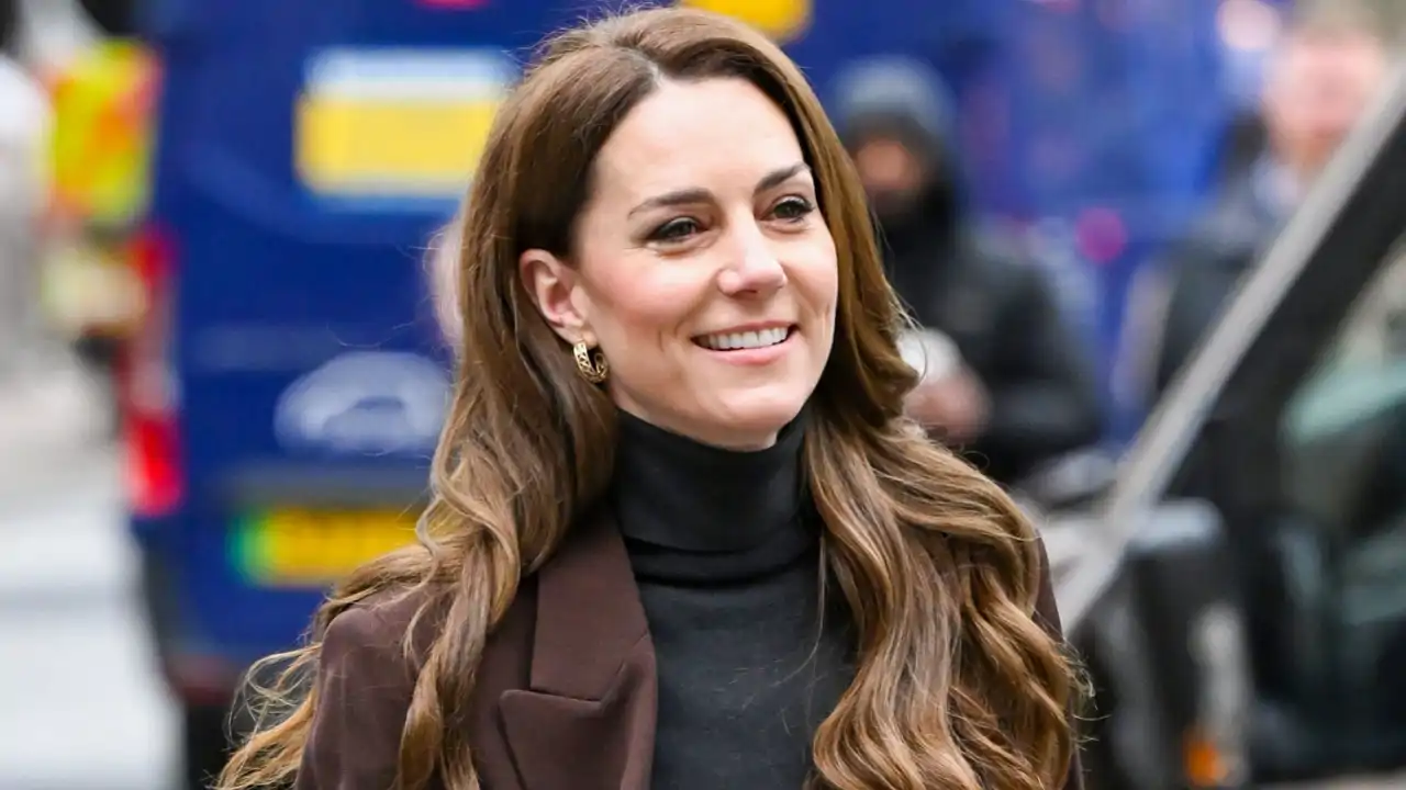 Marrón chocolate y pantalón 'pinstripe': Kate Middleton arrasa con el conjunto que es tendencia de la temporada y estiliza las piernas