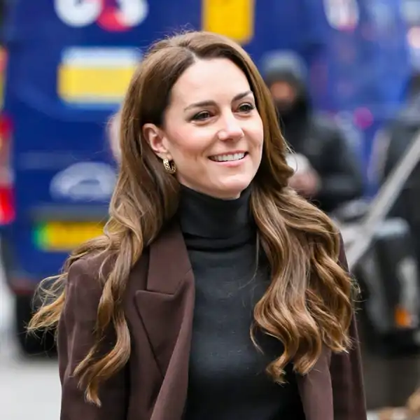 Marrón chocolate y pantalón 'pinstripe': Kate Middleton arrasa con el conjunto que es tendencia de la temporada y estiliza las piernas