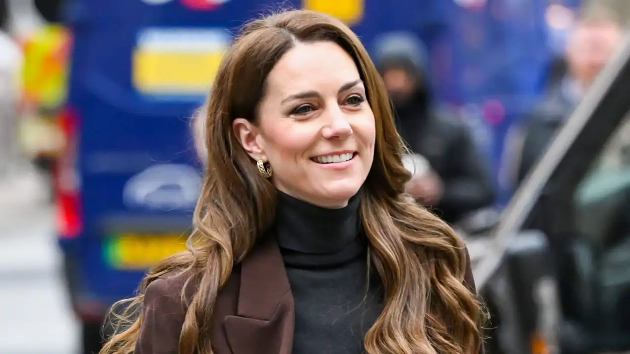 Marrón chocolate y pantalón 'pinstripe': Kate Middleton arrasa con el conjunto que es tendencia de la temporada y estiliza las piernas