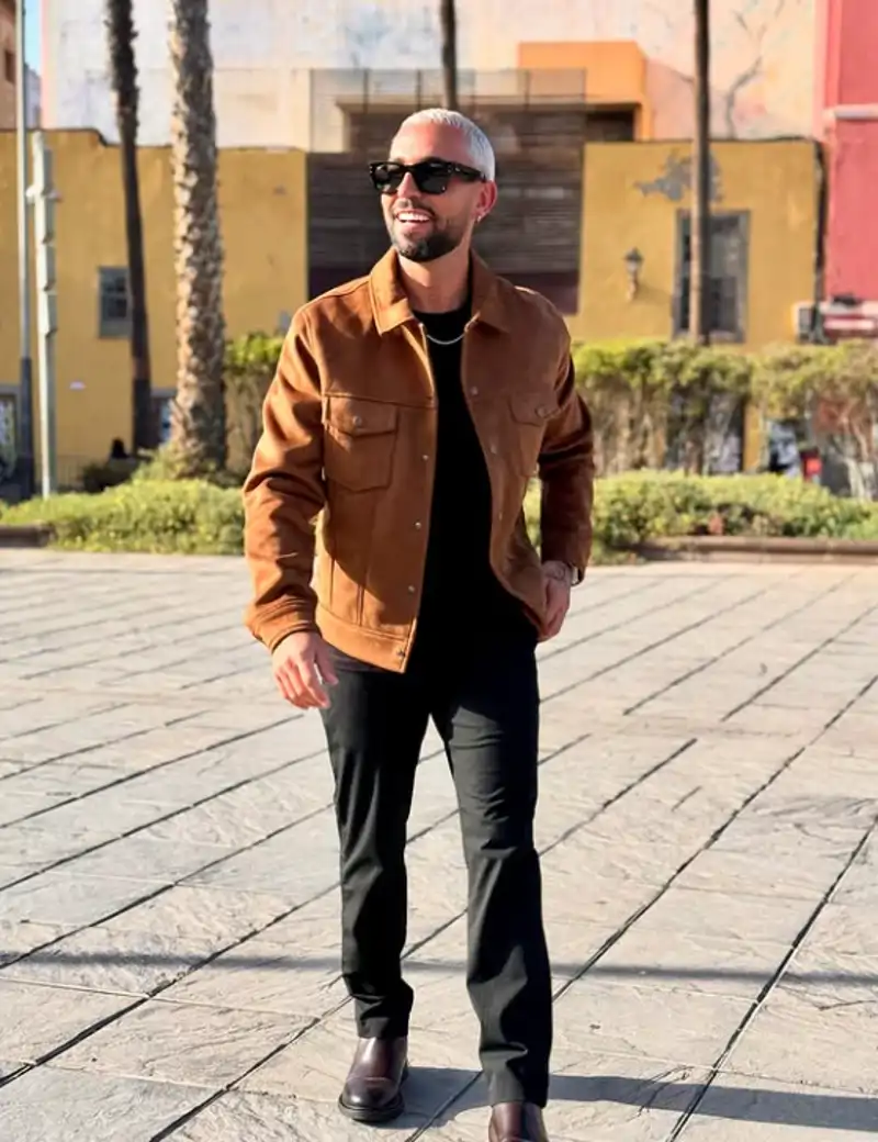 Omar Sánchez dando un paseo por un pueblo de Gran Canaria. 