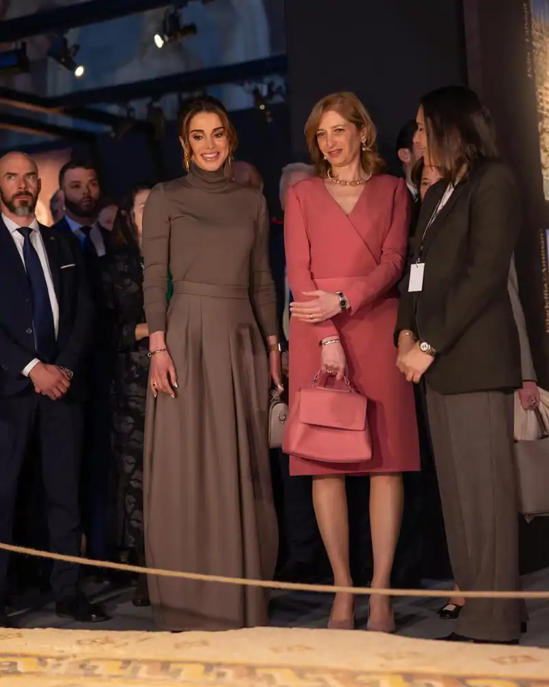 La falda trampantojo de Rania de Jordania en el color que Pantone marcó como el tono de 2025 