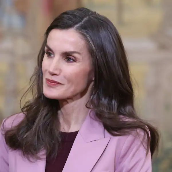 La Reina Letizia rompe con su 'tradición' y da una clase magistral de cómo combinar el rosa palo y el burdeos sin patinar