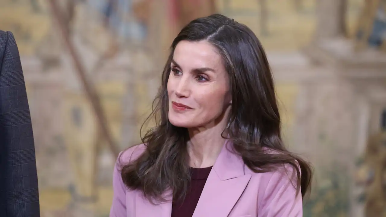 La Reina Letizia rompe con su 'tradición' y da una clase magistral sobre cómo combinar el rosa y el burdeos