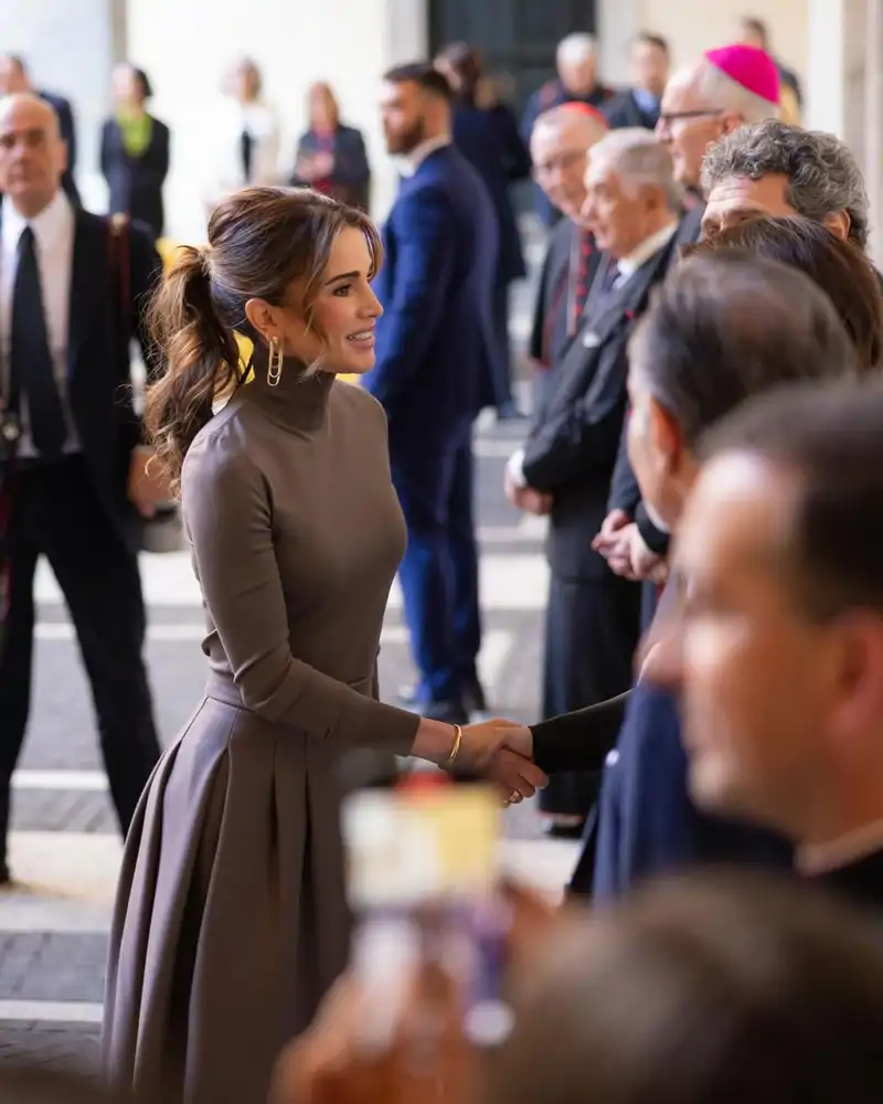 Las joyas y accesorios presentes en el último elegantísimo look de Rania de Jordania 