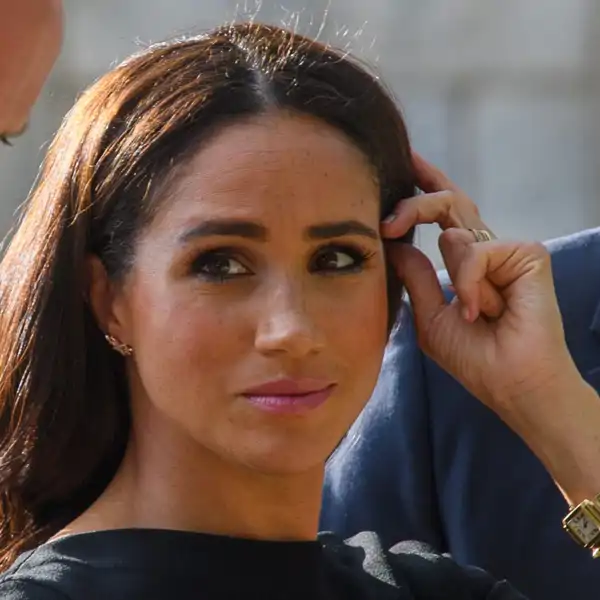 Meghan Markle con semblante serio