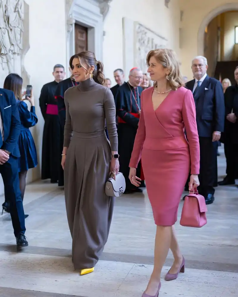 Rania de Jordania dicta sentencia con su último look de Max Mara: se acabaron los pantalones de corte recto y en este color arrasarán