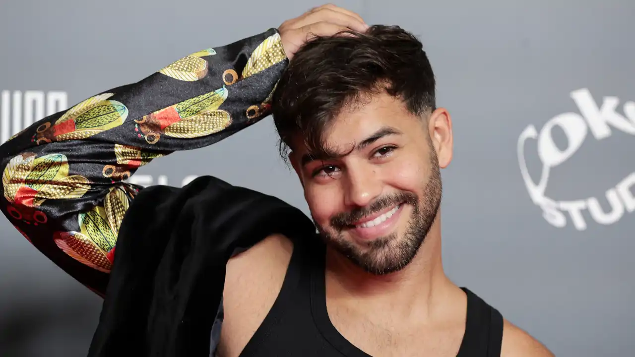 Agoney en un photocall