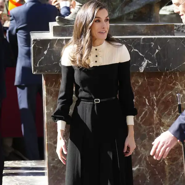 De Carolina Herrera a Teresa Helbig: la Reina Letizia se moderniza en Caravaca de la Cruz con su mono bicolor 