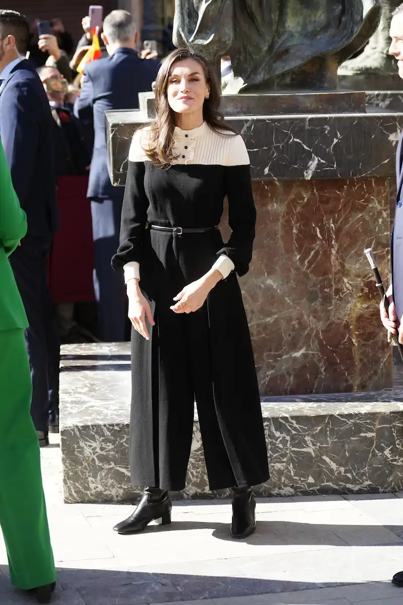 El mono bicolor efecto 'capelina' de Teresa Helbig que la Reina Letizia ha reutilizado en su última visita a Caravaca de la Cruz 