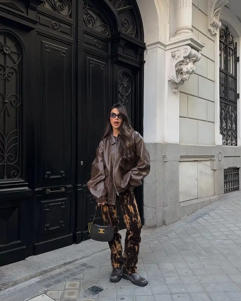 El último look de Violeta Mangriñán: marrón chocolate, carey y manchas de lejía 