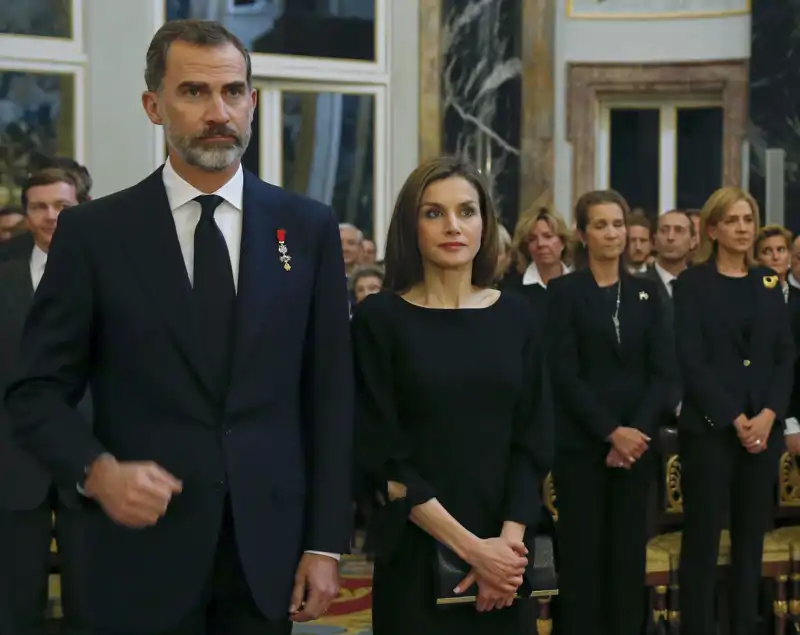 En primer plano, los Reyes Felipe Vi y Letizia, justo detrás, las hermanas del Rey, las Infantas Elena y Cristina en el funeral de Alicia de Borbón en 2017