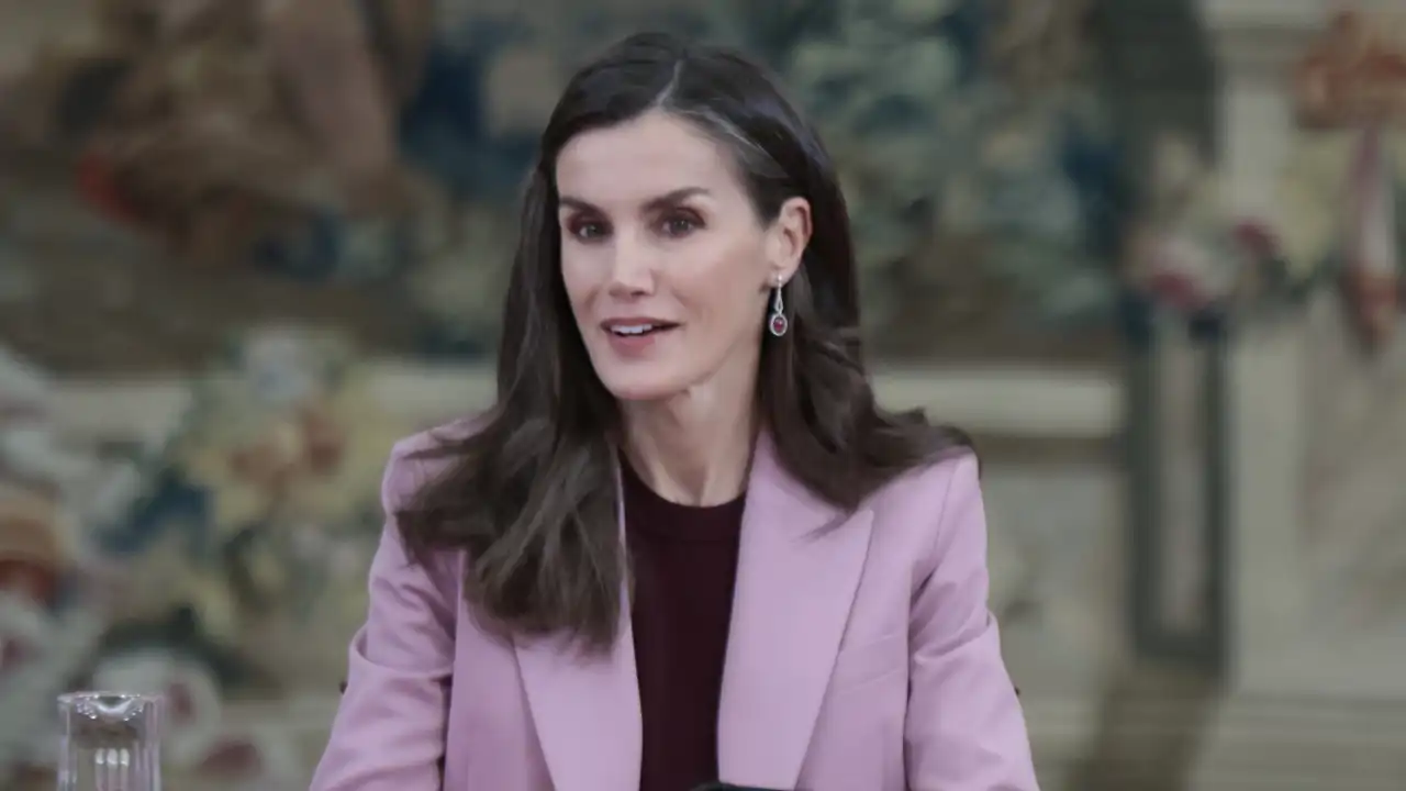 La Reina Letizia de rosa palo