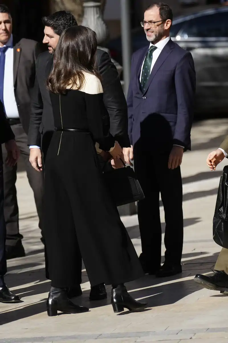 Las botas de piel de la Reina Letizia para completar su look en Cravaca de la Cruz 