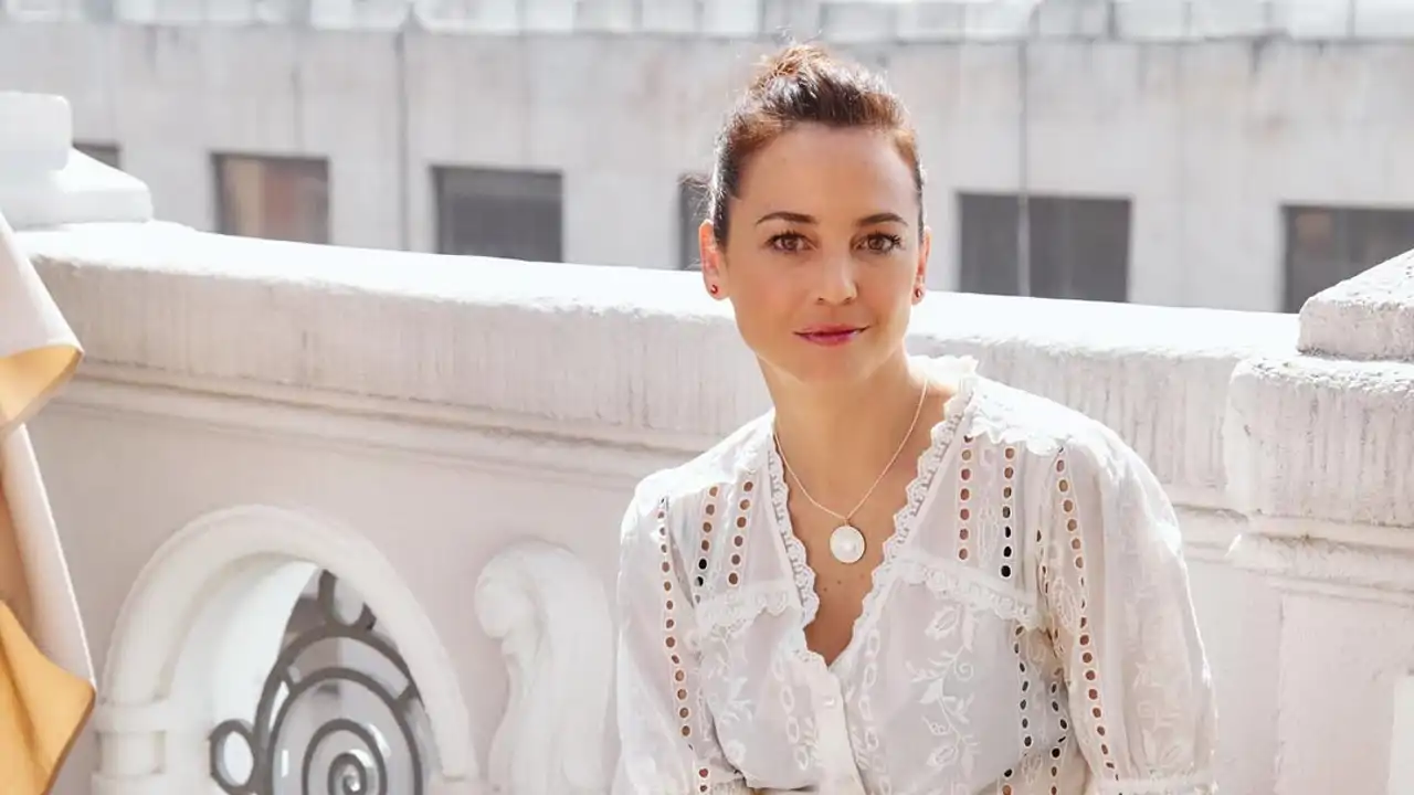 Leonor Watling, posando en una terraza en Madrid.