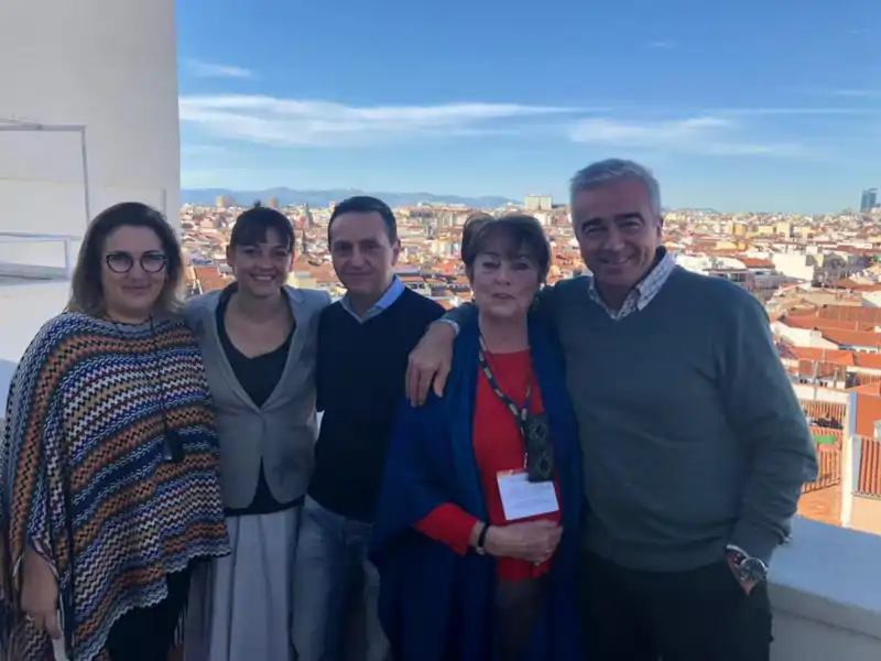 Leonor Watling y su madre con el equipo de la radio