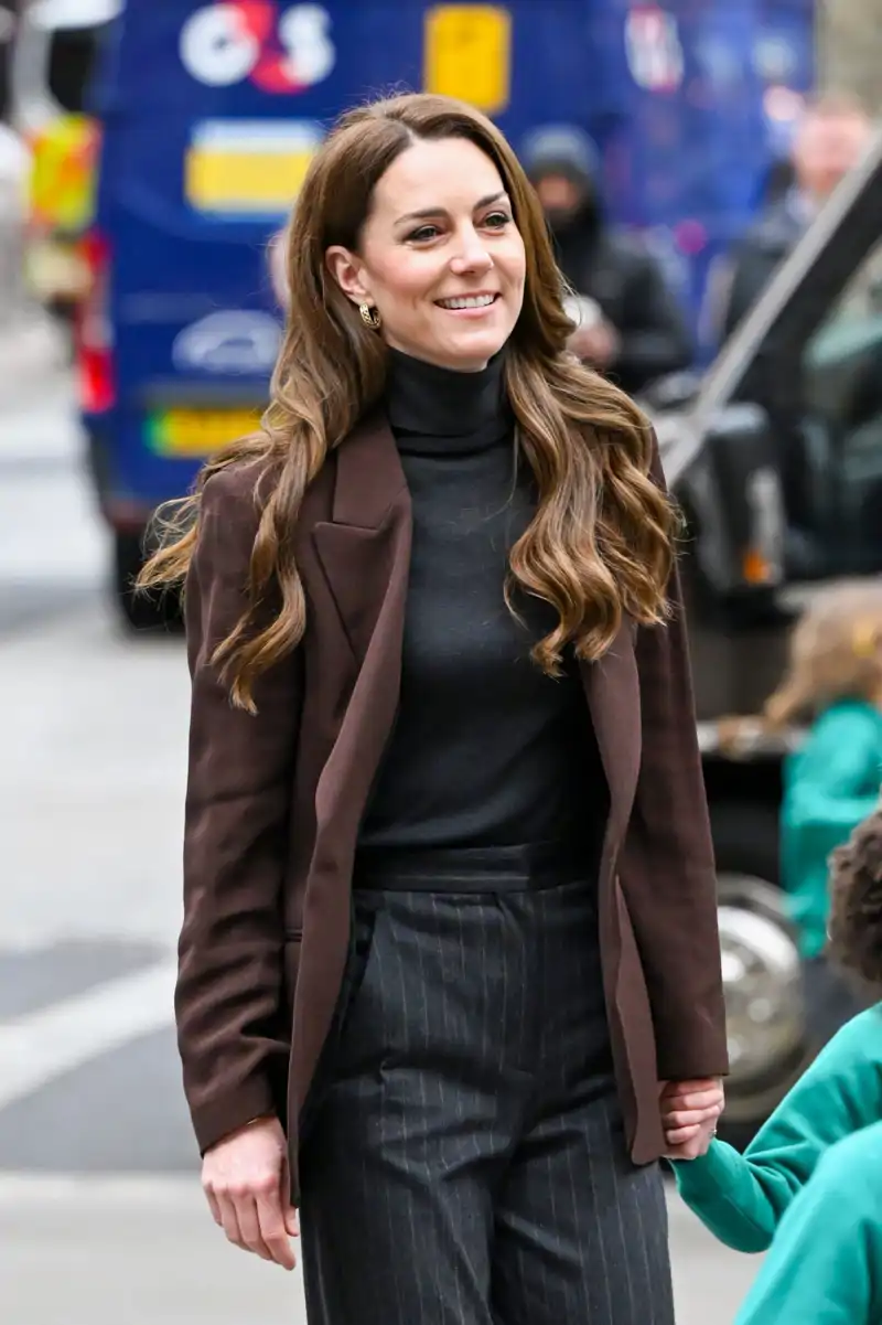 Marrón chocolate y pantalón 'pinstripe': Kate Middleton arrasa con el conjunto que es tendencia de la temporada y estiliza las piernas