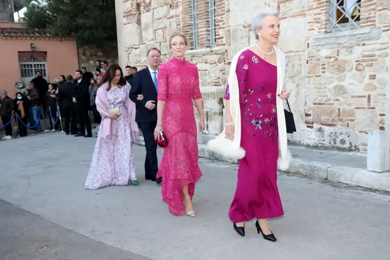 Al fondo, Gustavo de Dinamarca y su mujer, en la boda de Nicolás de Grecia.