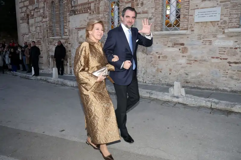 Ana María de Dinamarca acompañando a su hijo, Nicolás de Grecia, al altar.