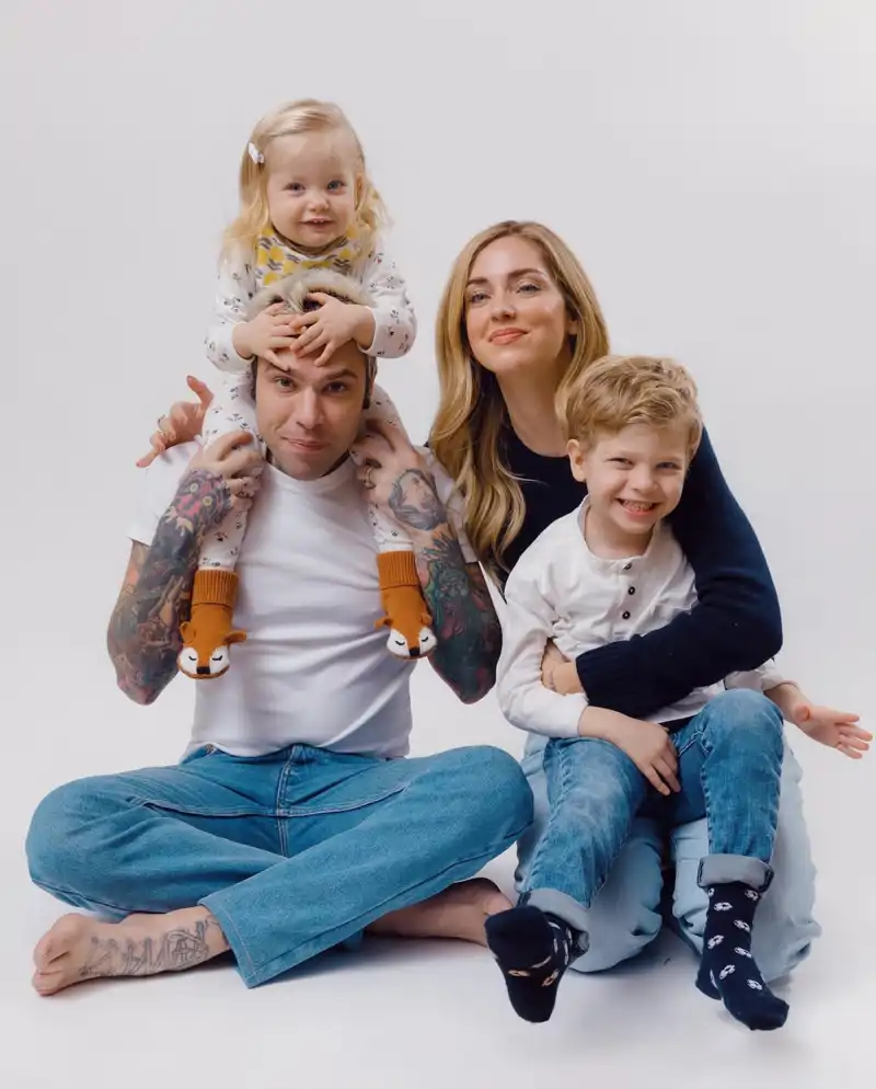 Chiara Ferragni y Fedez con sus dos hijos