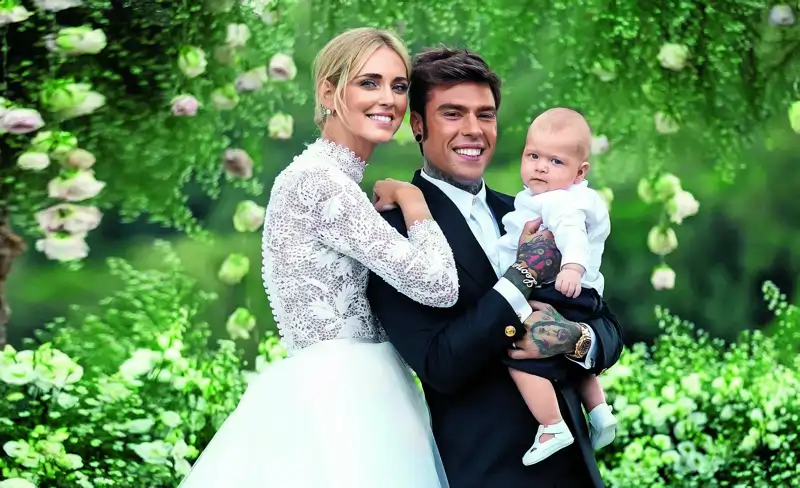 Chiara Ferragni y Fedez el día de su boda con su hijo Leone