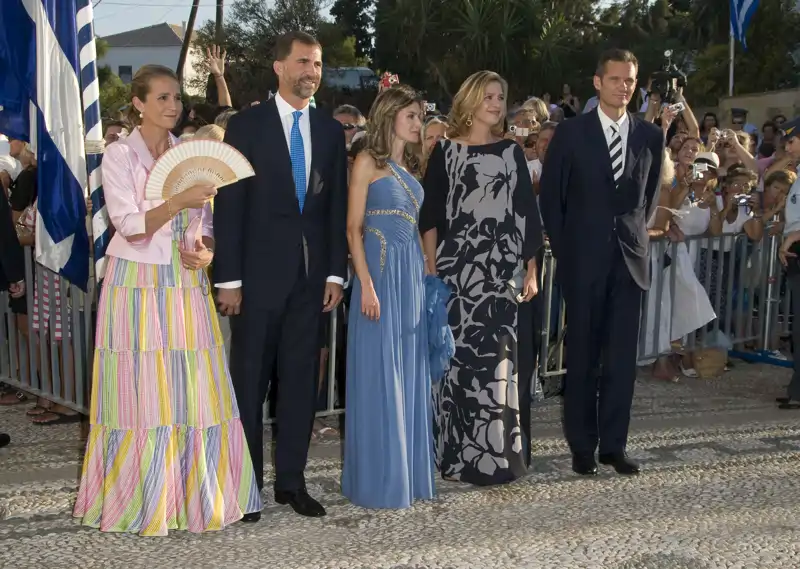 Felipe y Letizia, las Infantas Elena y Cristina e Iñaki Urdangarin en la boda de Nicolás de Grecia