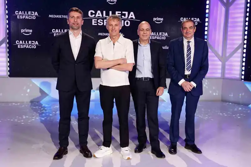 Jesús Calleja con el equipo de Mediaset y Prime Video