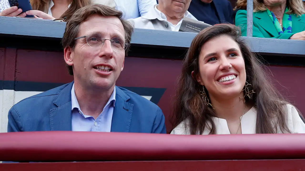 José Luis Martínez-Almeida y Teresa Urquijo en una plaza de toros