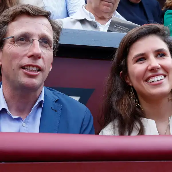 José Luis Martínez-Almeida y Teresa Urquijo en una plaza de toros