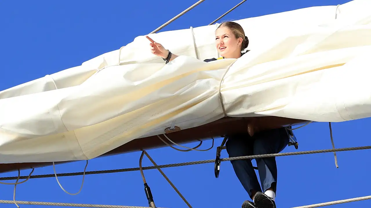 La Princesa de Asturias en el mástil de una de las velas del Juan Sebastián de Elcano